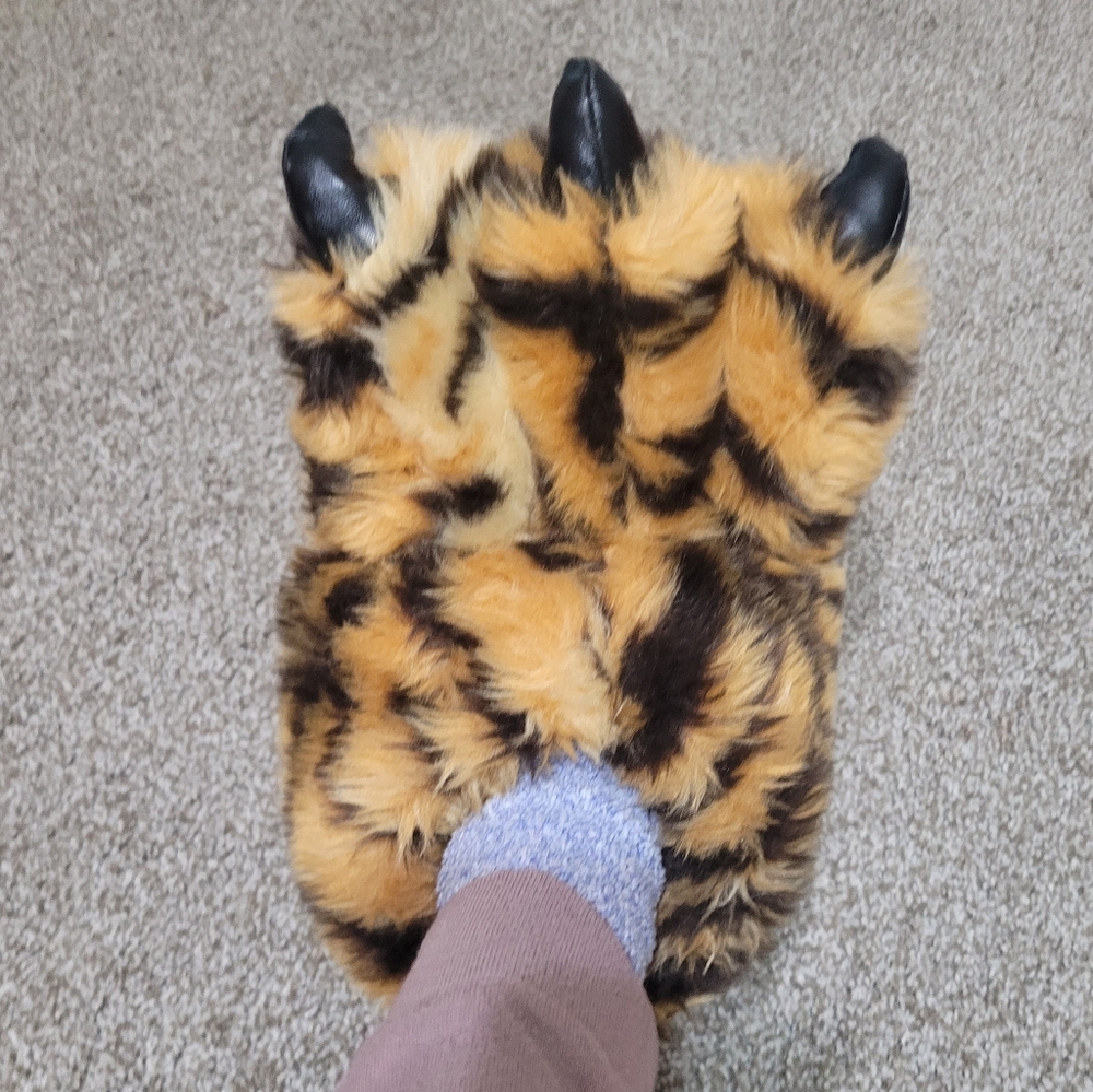4/$25 Fun House Slippers Used Size s/m Can fit kids and adults - Picture 5 of 10